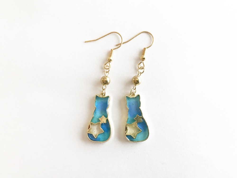 マーブルカラーの猫型ピアス