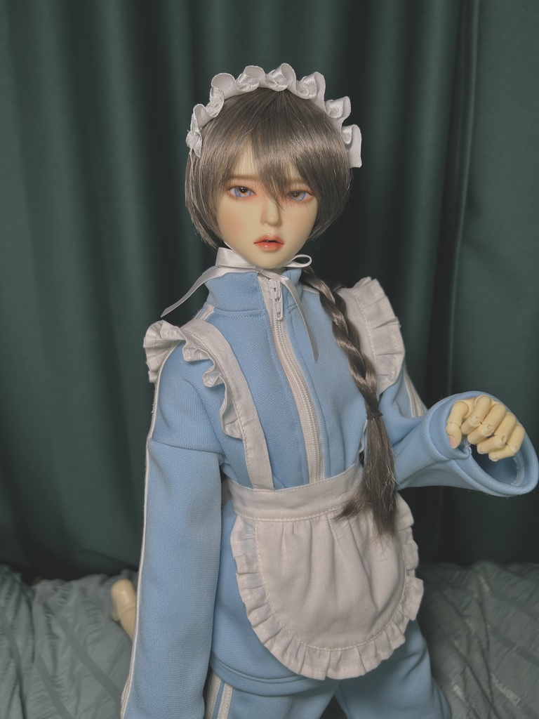 シンプルなフリルエプロン