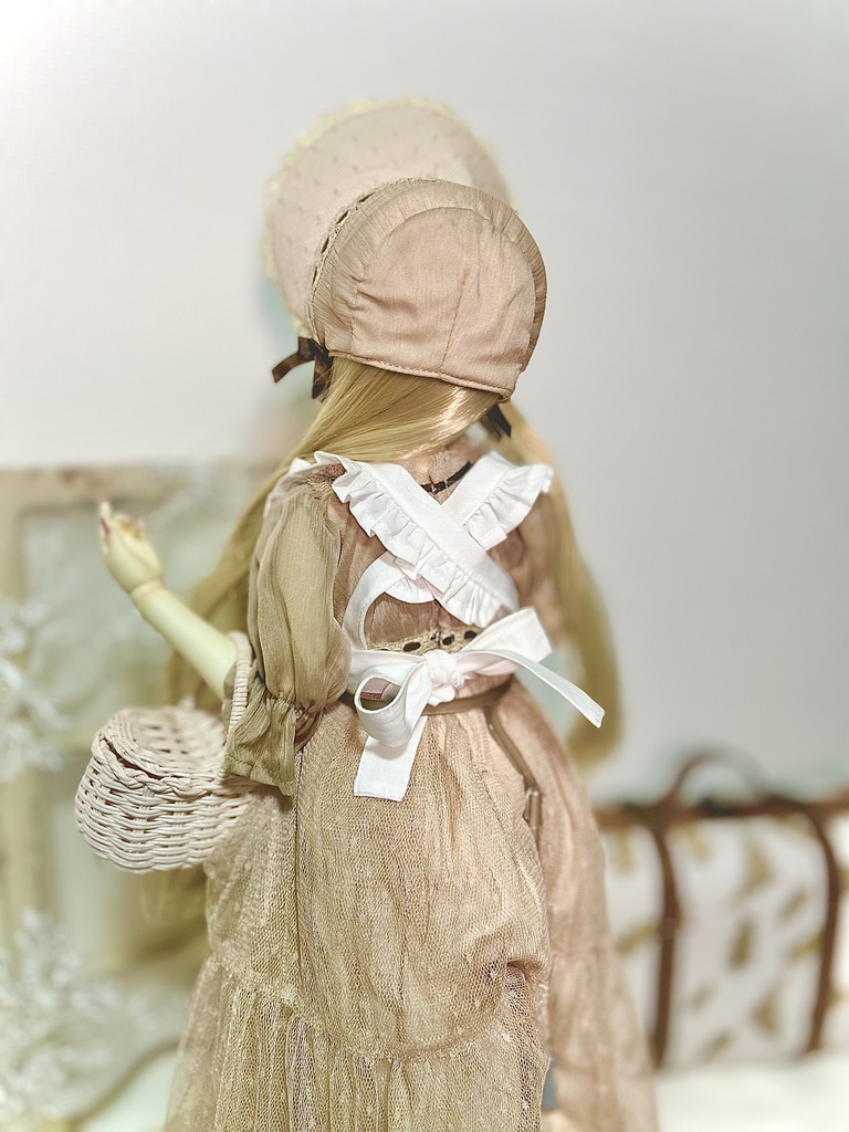 シンプルなフリルエプロン