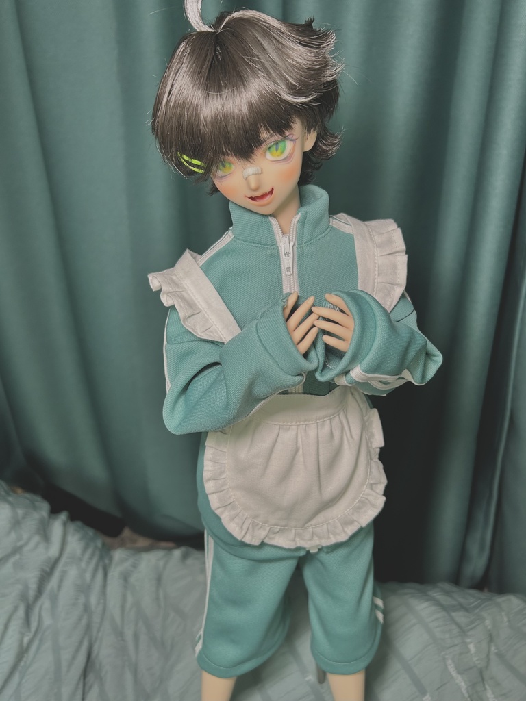 シンプルなフリルエプロン