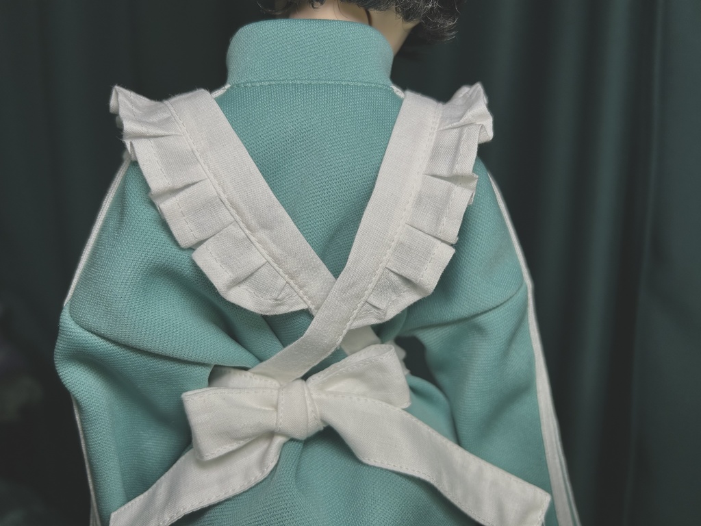 シンプルなフリルエプロン