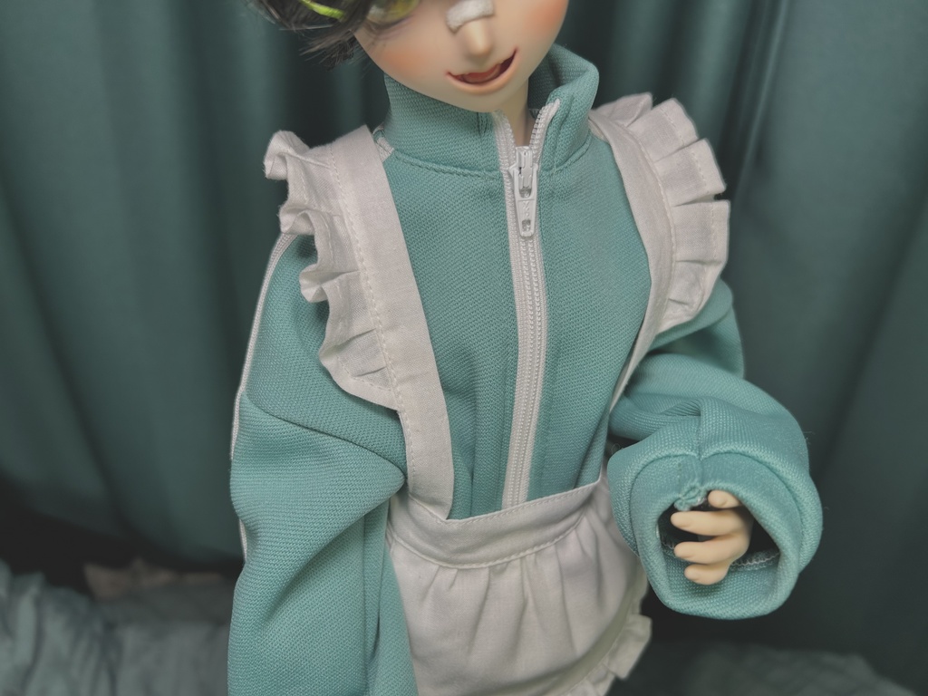 シンプルなフリルエプロン