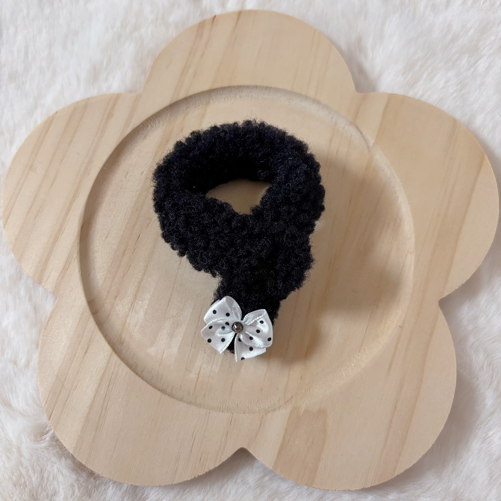 もこもこマフラー【ブラック×水玉リボン白】