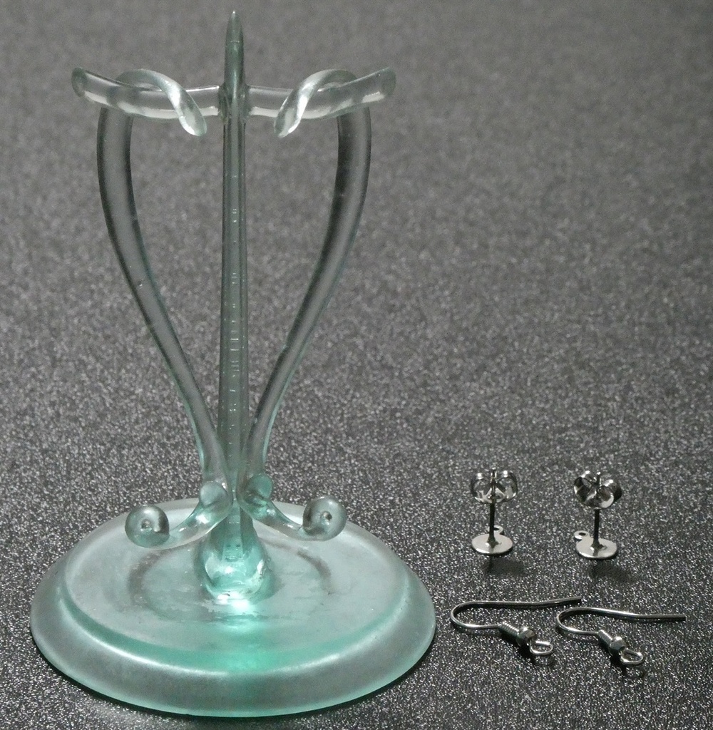 「ピアスを付けたいがピアスホールをあけたくない者へのstlデータ転送」。