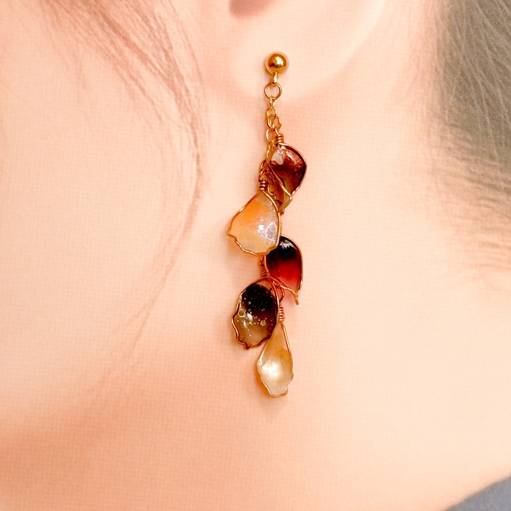 ディップアートで作る揺れる花びらピアス(ゴールド×ワインレッド)