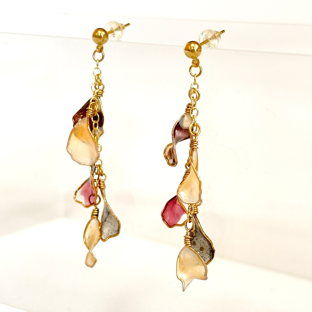 ディップアートで作る揺れる花びらピアス(ゴールド×ワインレッド)