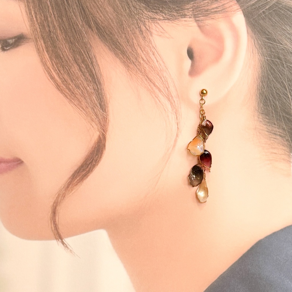 ディップアートで作る揺れる花びらピアス（ゴールド×ワインレッド）