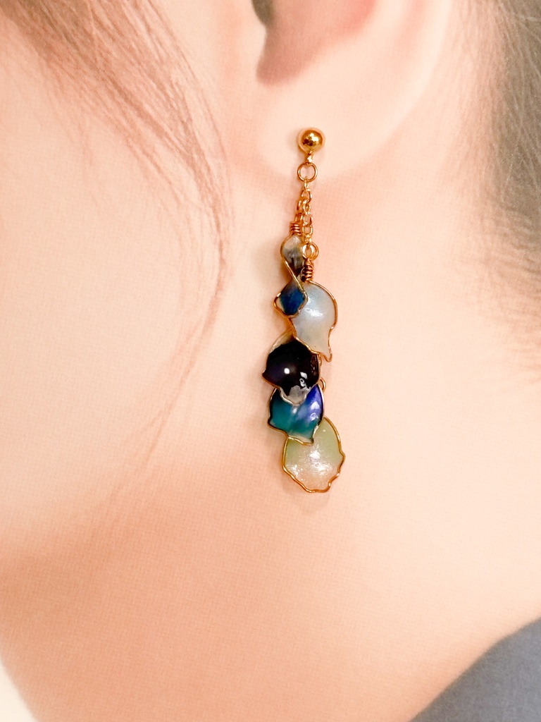 ディップアートで作る揺れる花びらピアス(ゴールド×ディープブルー)