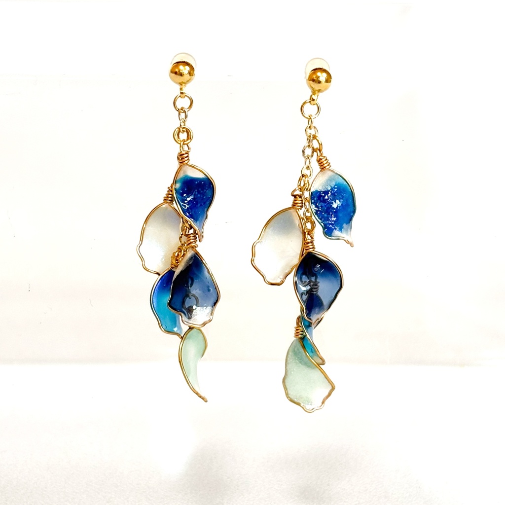 ディップアートで作る揺れる花びらピアス(ゴールド×ディープブルー)