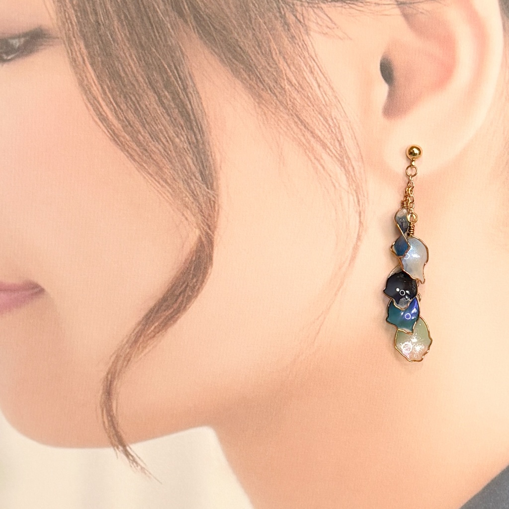 ディップアートで作る揺れる花びらピアス(ゴールド×ディープブルー)