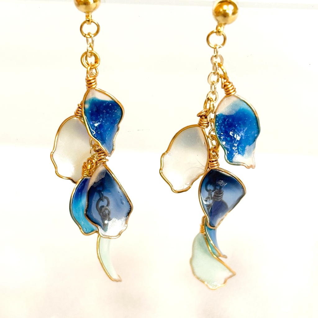 ディップアートで作る揺れる花びらピアス(ゴールド×ディープブルー)