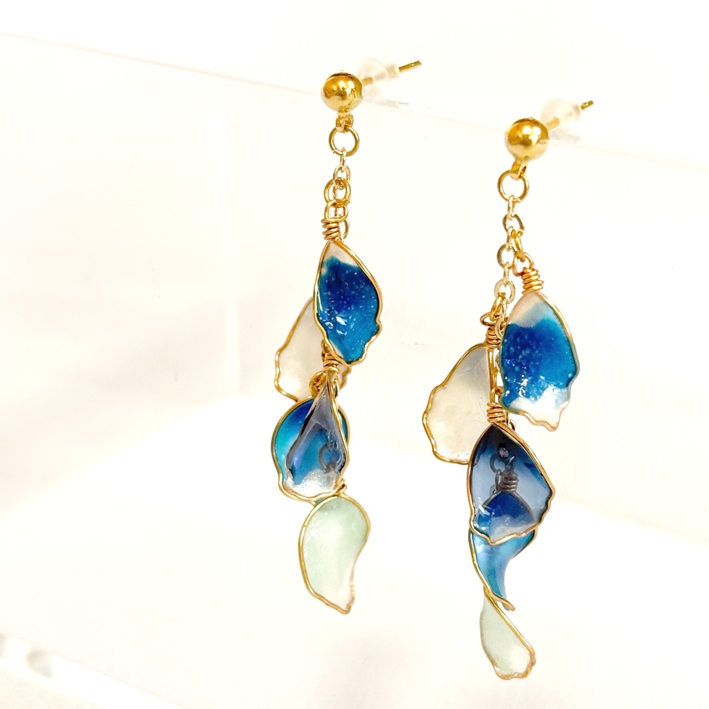 ディップアートで作る揺れる花びらピアス(ゴールド×ディープブルー)