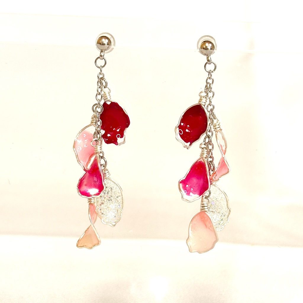 ディップアートで作る揺れる花びらピアス(シルバー×レッド)