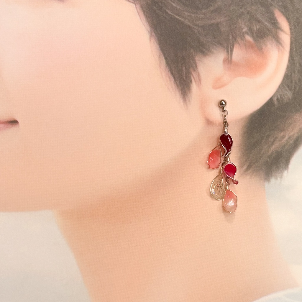 ディップアートで作る揺れる花びらピアス(シルバー×レッド)