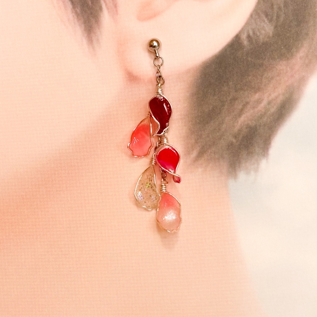 ディップアートで作る揺れる花びらピアス(シルバー×レッド)