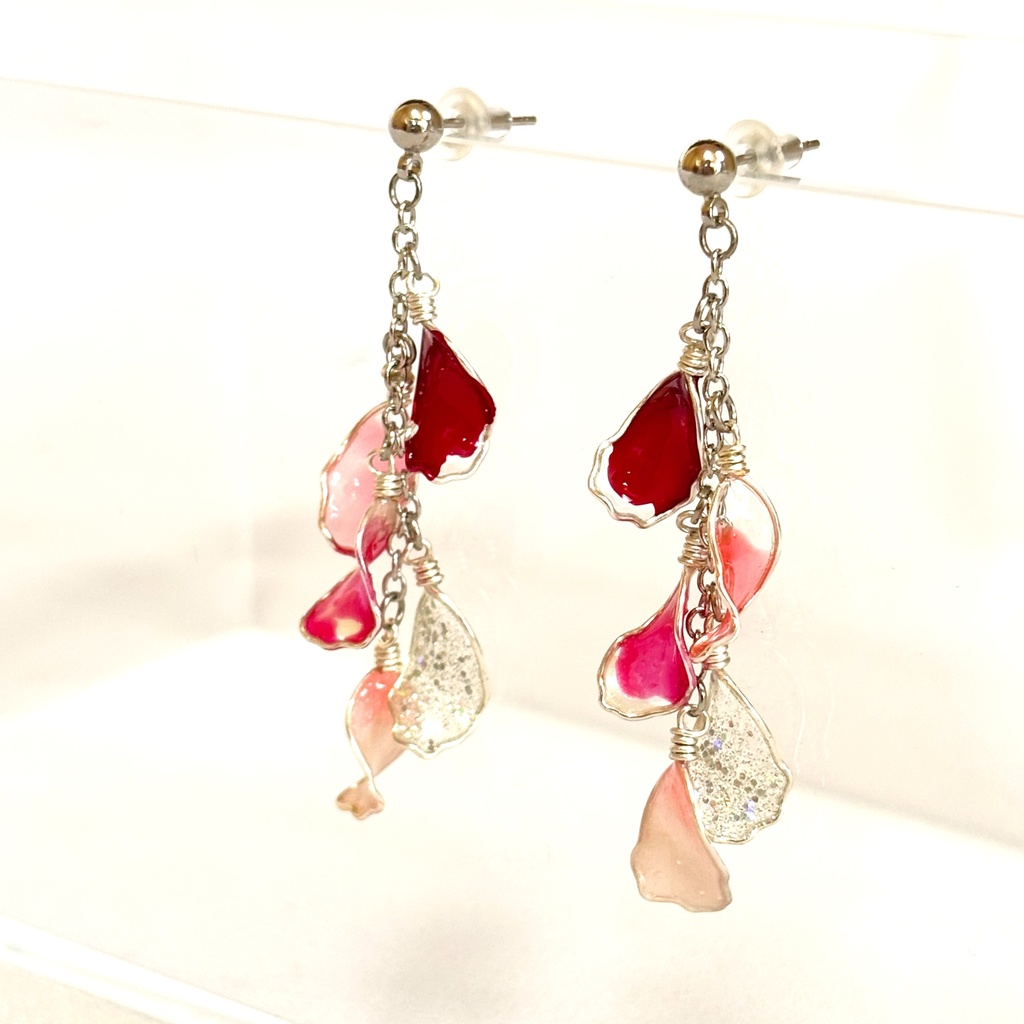 ディップアートで作る揺れる花びらピアス(シルバー×レッド)