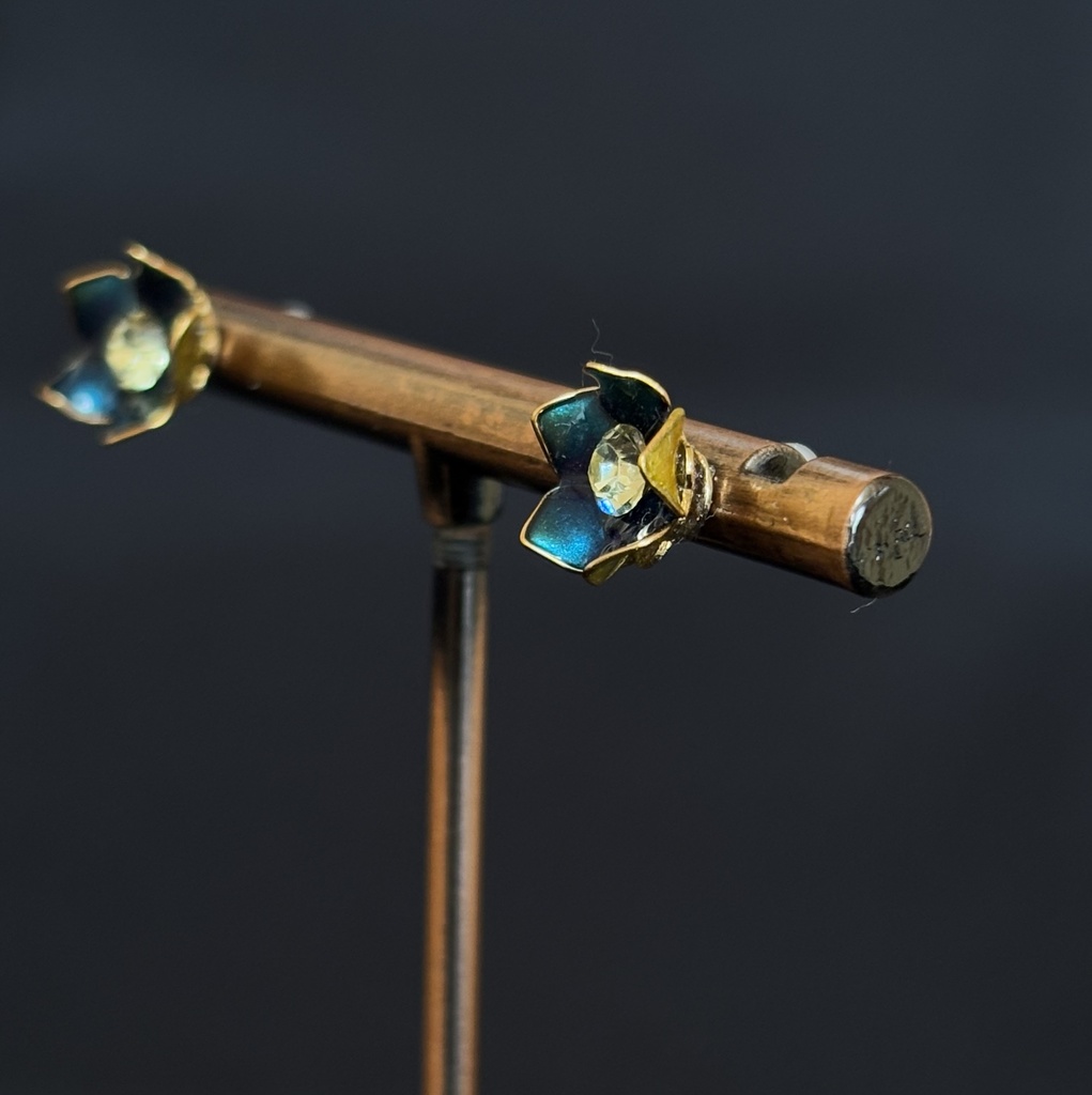 小さな華の煌めきピアス - 小さな輝きで魅せる耳元01(ディープブルー)