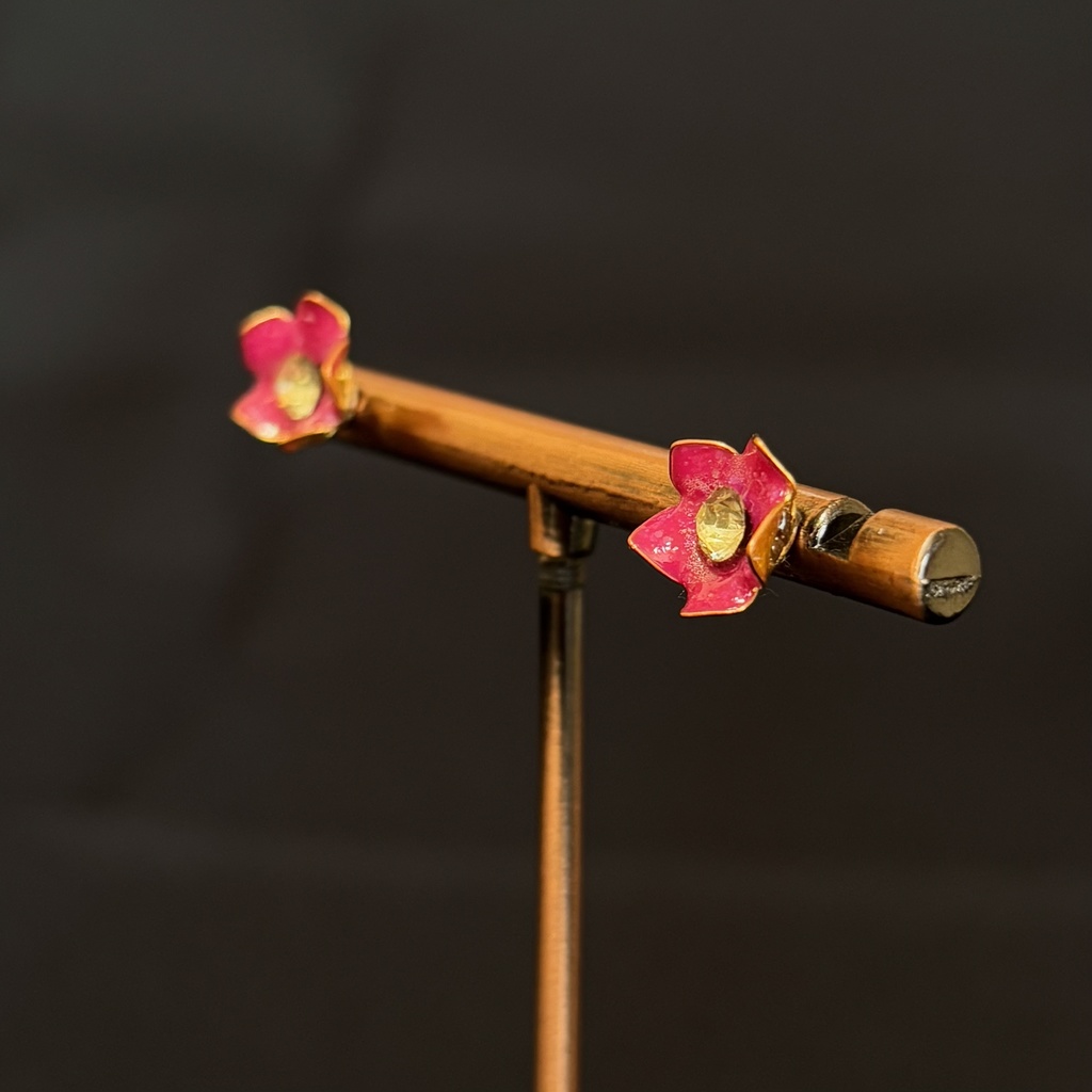 小さな華の煌めきピアス - 小さな輝きで魅せる耳元02(ビビットピンク)