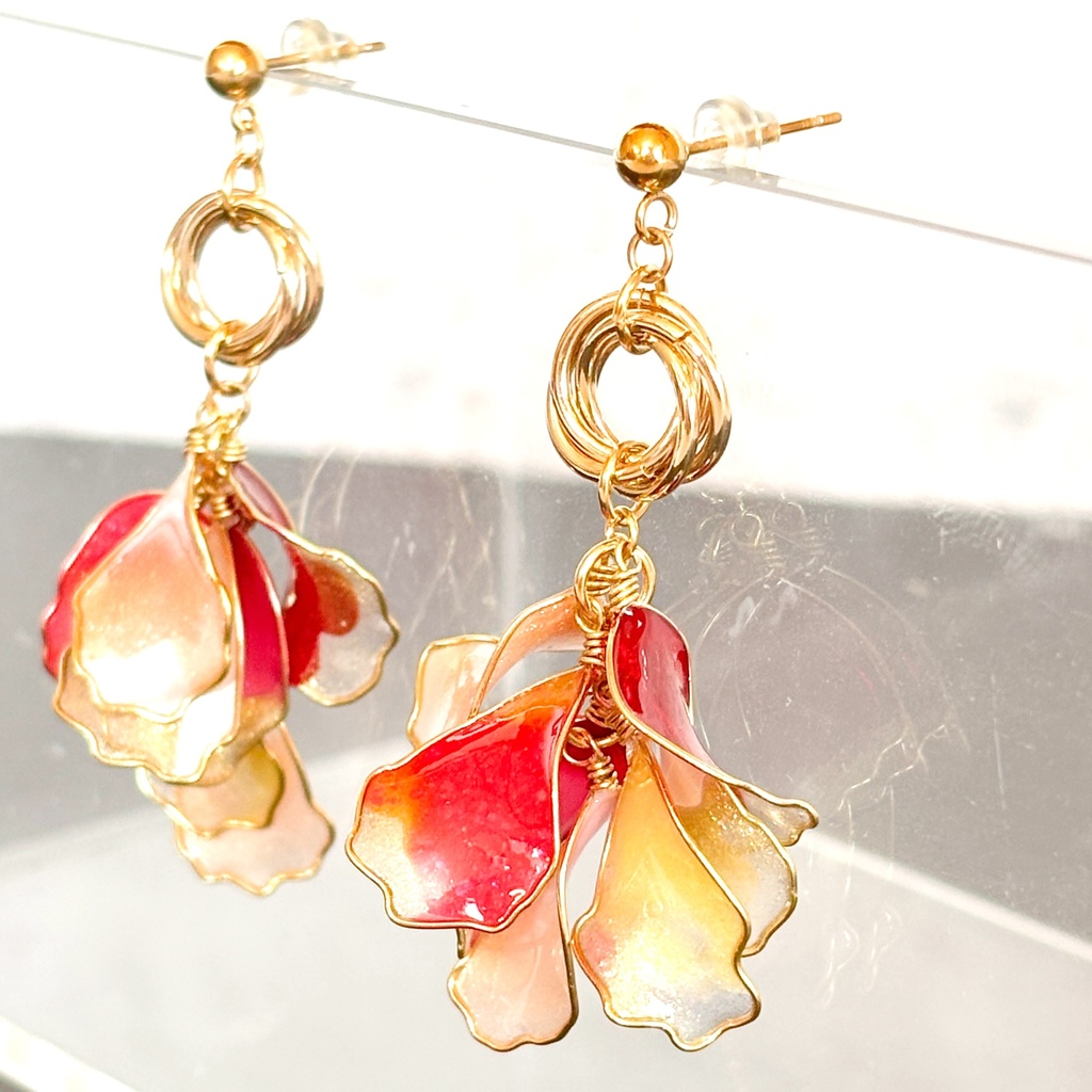 「花束のささやき」ディップアートの花びらピアス(ゴールド×レッド)