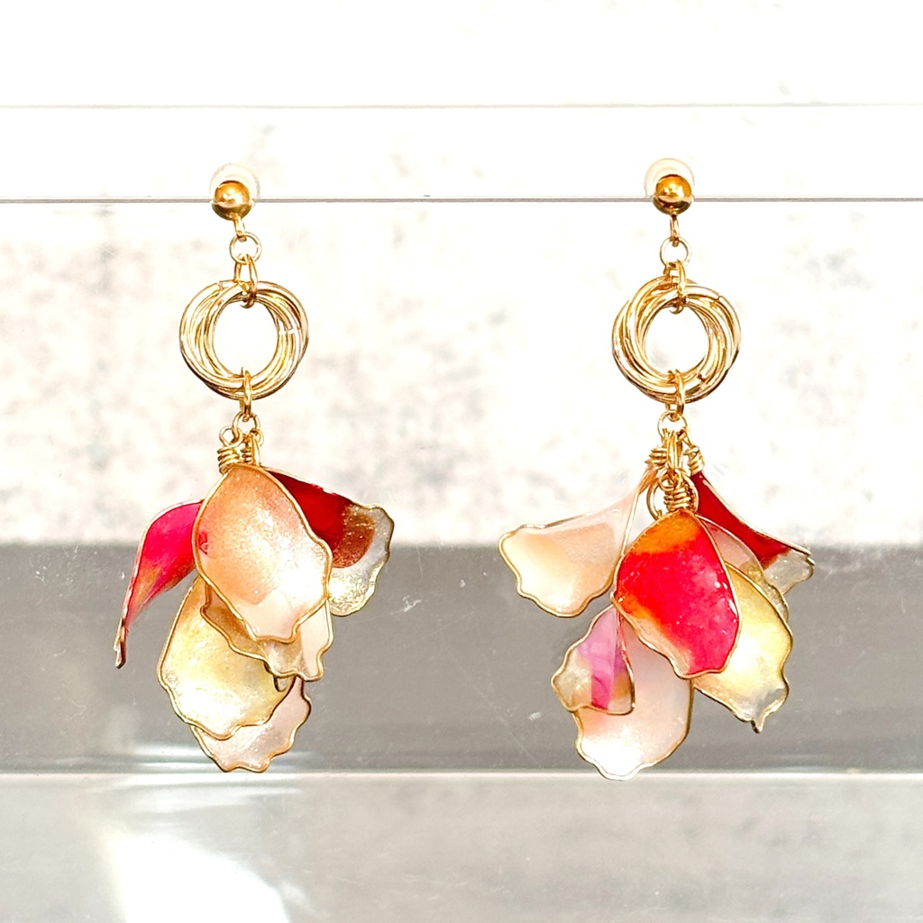 「花束のささやき」ディップアートの花びらピアス(ゴールド×レッド)