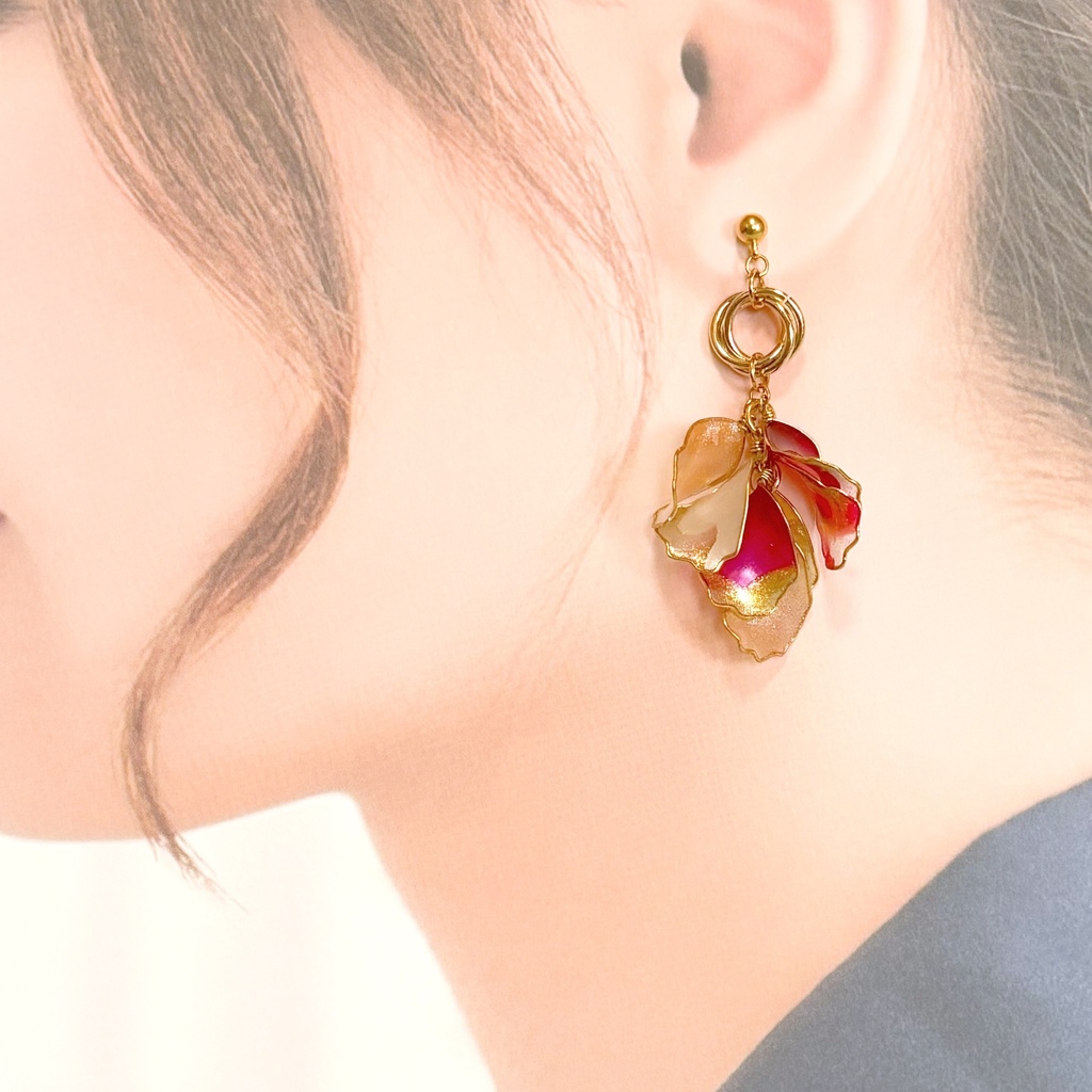 「花束のささやき」ディップアートの花びらピアス(ゴールド×レッド)