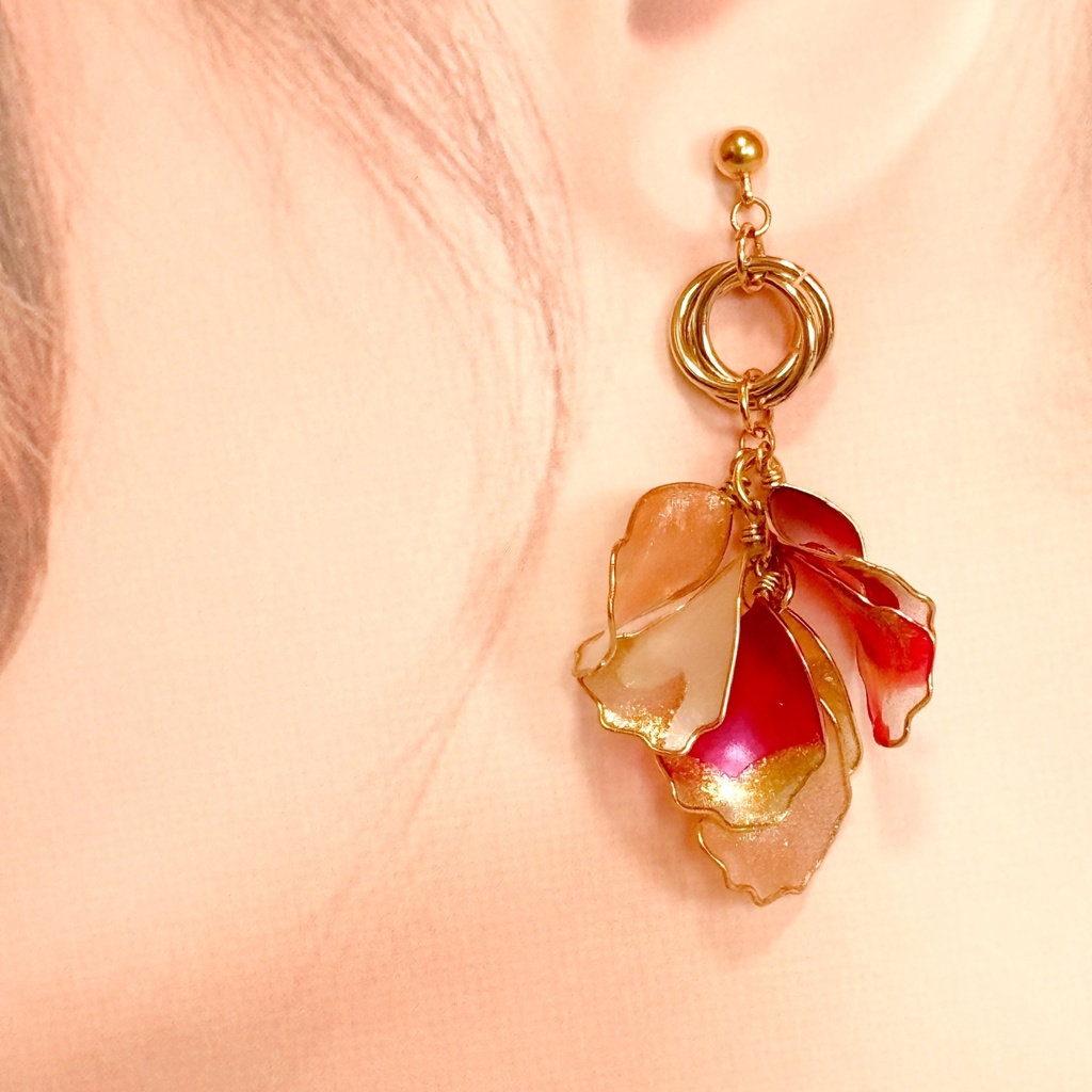 「花束のささやき」ディップアートの花びらピアス(ゴールド×レッド)
