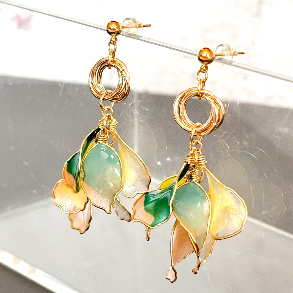 「花束のささやき」ディップアートの花びらピアス(ゴールド×グリーン)