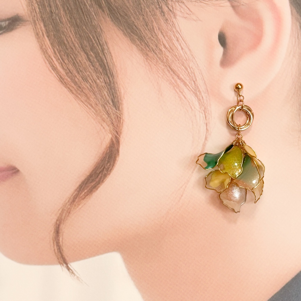 「花束のささやき」ディップアートの花びらピアス(ゴールド×グリーン)