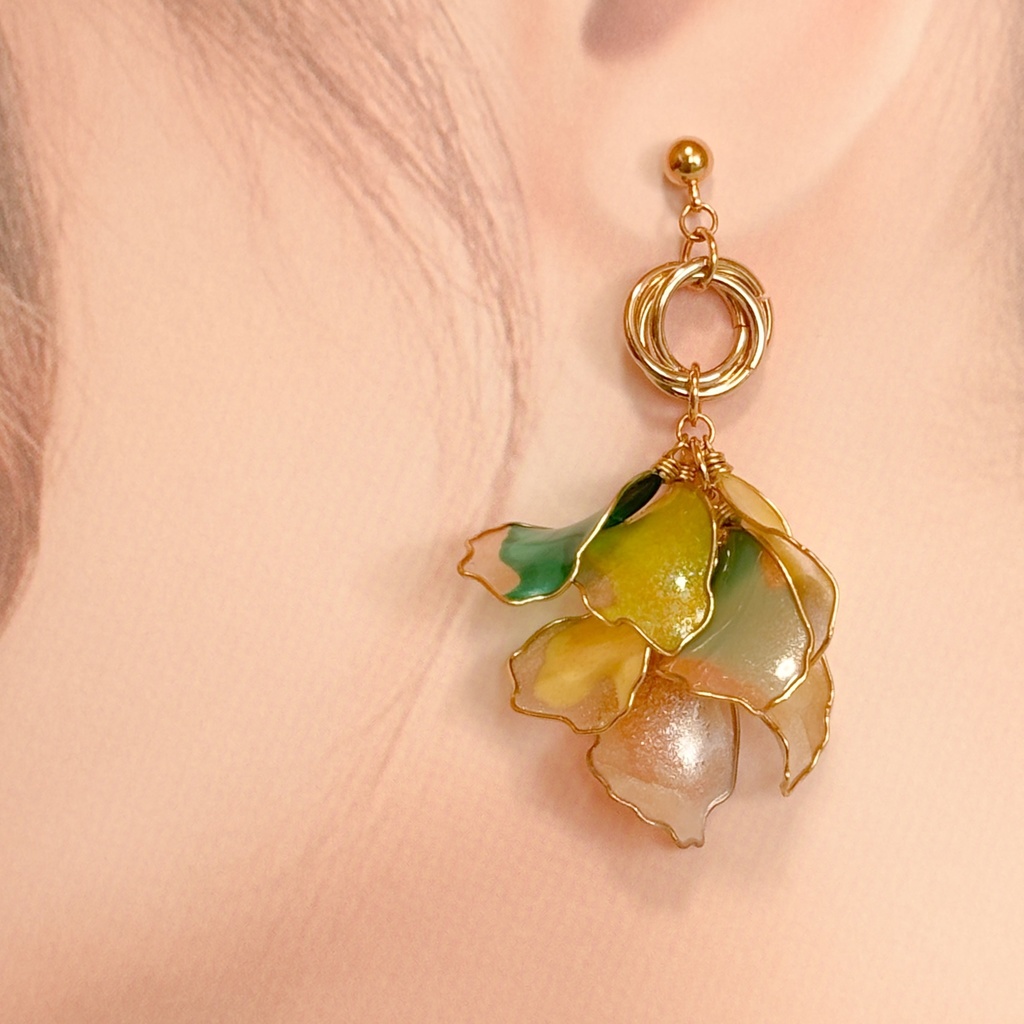 「花束のささやき」ディップアートの花びらピアス(ゴールド×グリーン)
