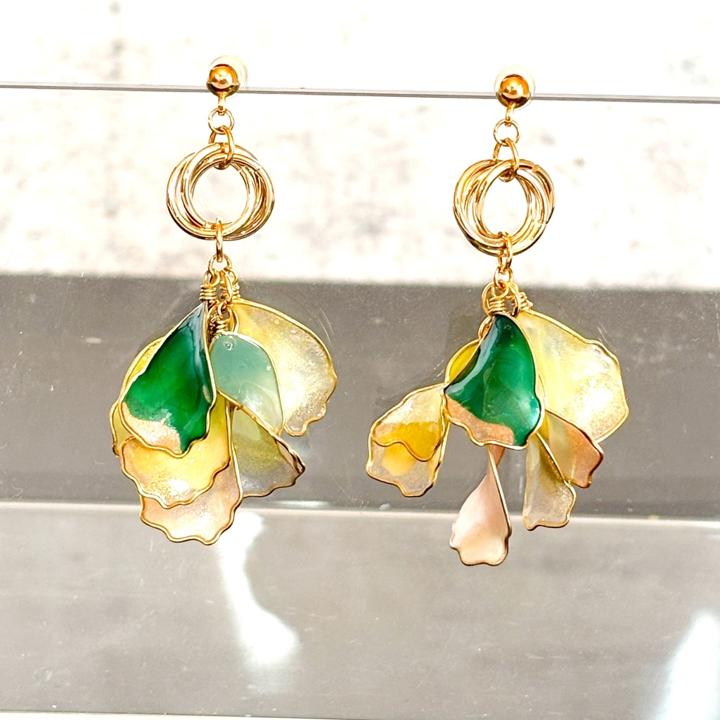 「花束のささやき」ディップアートの花びらピアス(ゴールド×グリーン)