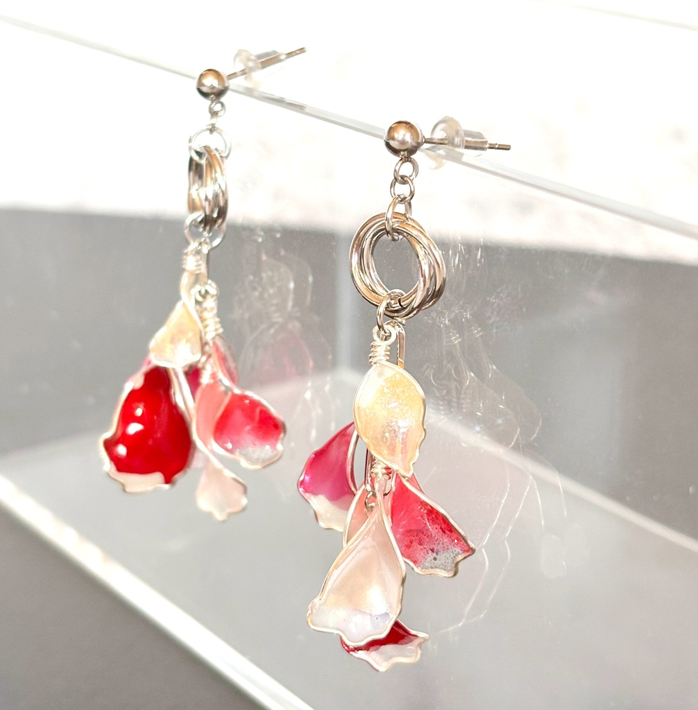 「花束のささやき」ディップアートの花びらピアス(シルバー×レッド)