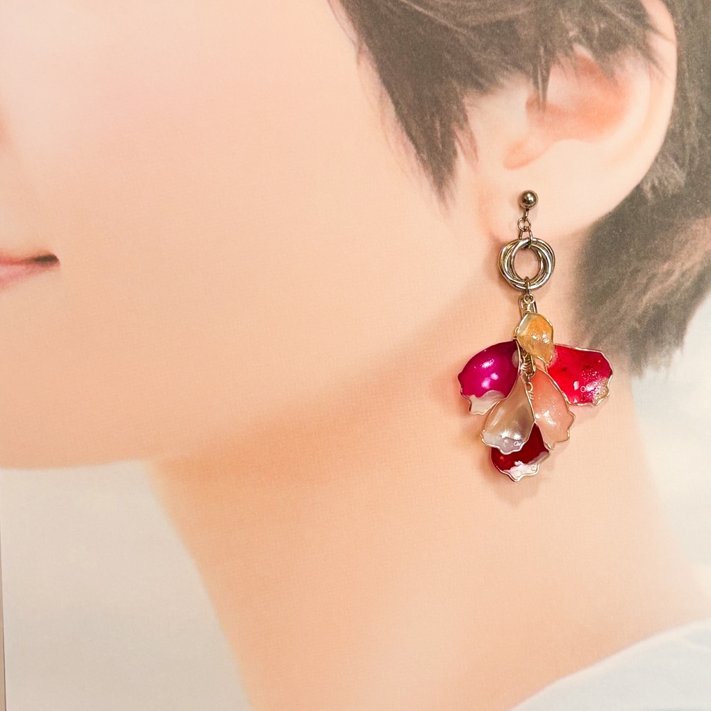 「花束のささやき」ディップアートの花びらピアス(シルバー×レッド)
