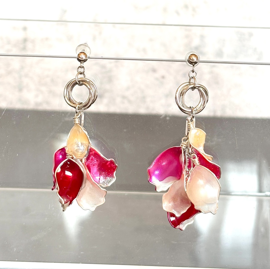 「花束のささやき」ディップアートの花びらピアス（シルバー×レッド）