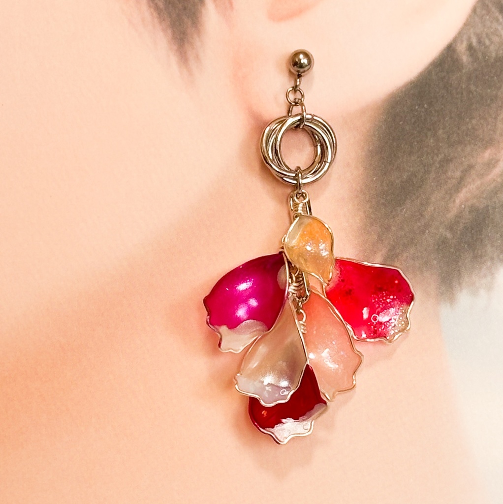 「花束のささやき」ディップアートの花びらピアス(シルバー×レッド)