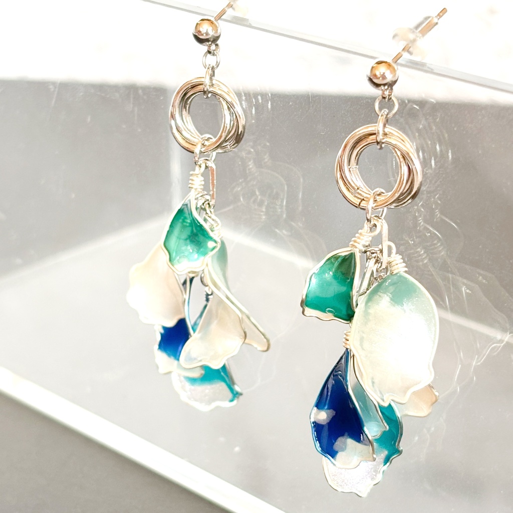 「花束のささやき」ディップアートの花びらピアス(シルバー×グリーン)