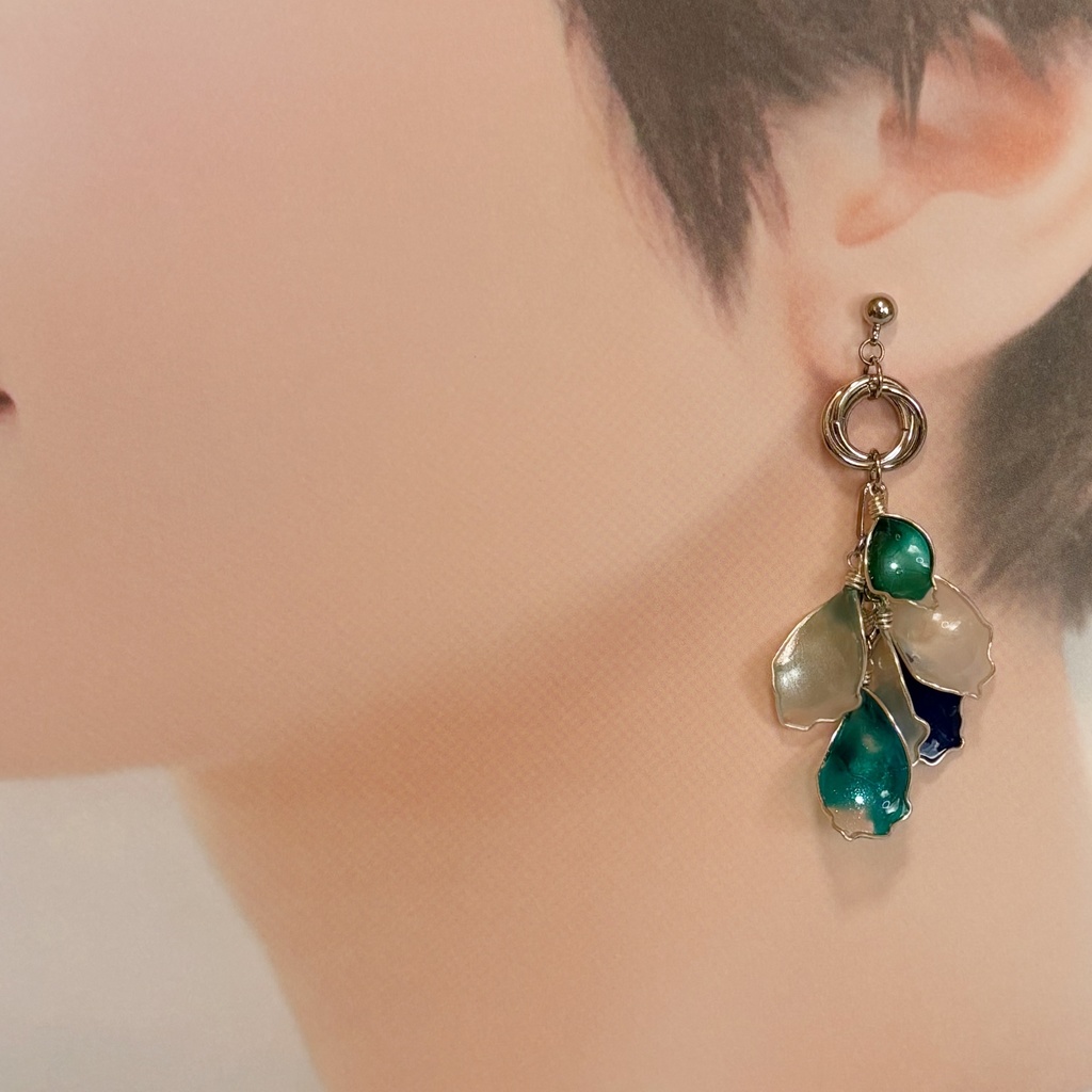 「花束のささやき」ディップアートの花びらピアス(シルバー×グリーン)