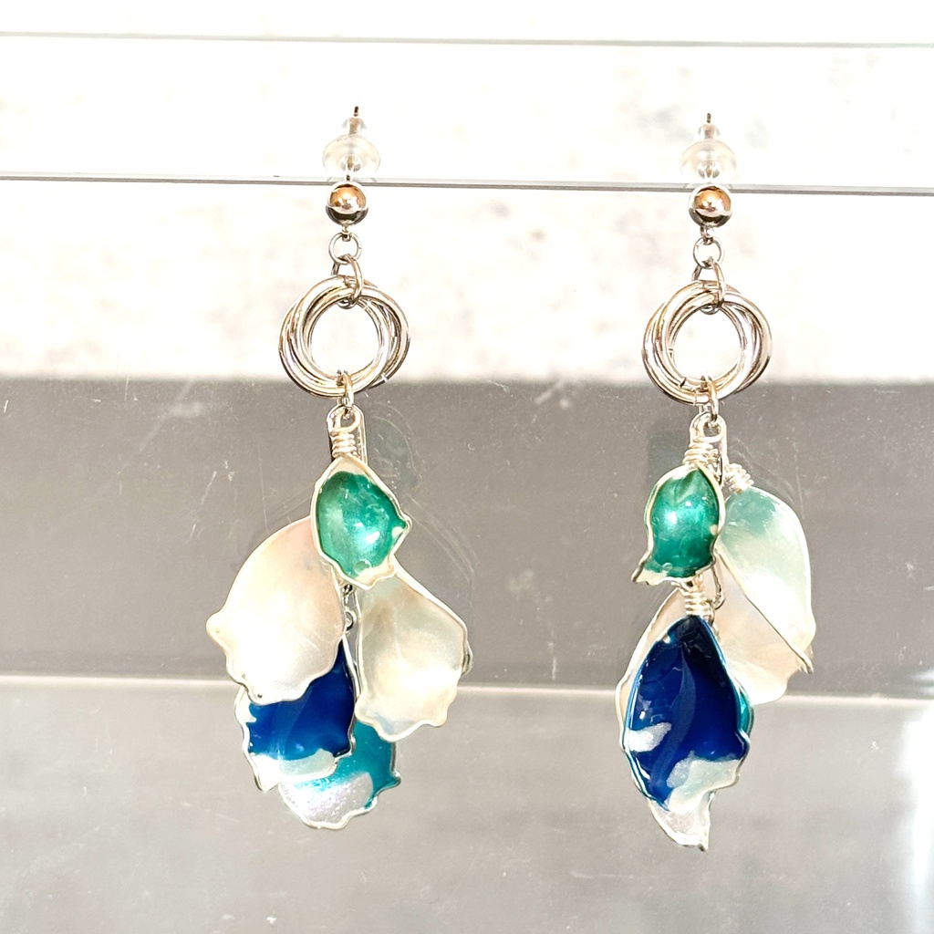 「花束のささやき」ディップアートの花びらピアス（シルバー×グリーン）