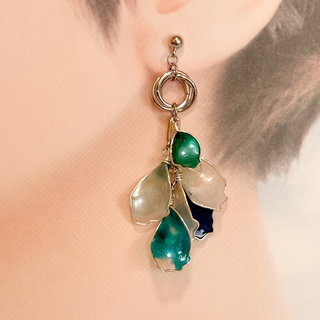 「花束のささやき」ディップアートの花びらピアス(シルバー×グリーン)