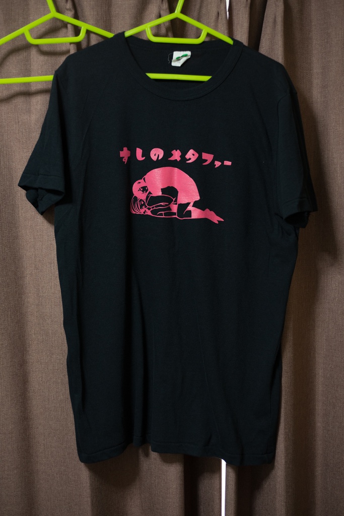 すしいこTシャツ「すしのメタファー」Tシャツ　ブラック×ピンク　
