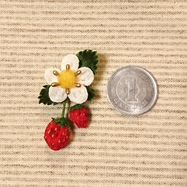 つまみ細工のいちご飾り(磁石式・ねんどろいど頭部用)