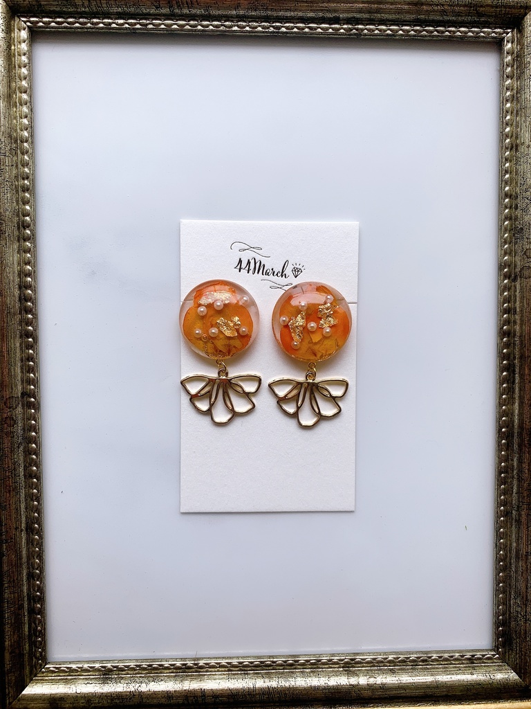 華やぐ赤と黄色の薔薇のピアス/イヤリング