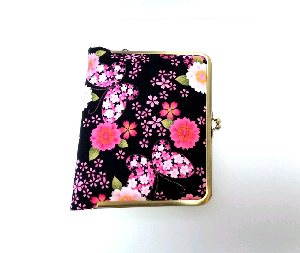 桜と蝶々のがま口マルチケース(カードポケット付き)