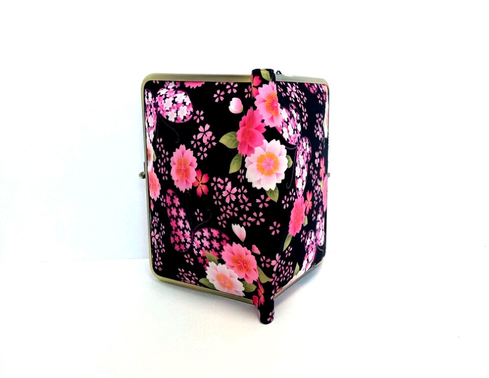 桜と蝶々のがま口マルチケース(カードポケット付き)