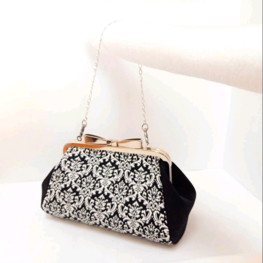 リボンの口金が可愛いさを♪ ダマスク柄で上品に格好良く。 がま口2Wayバッグ