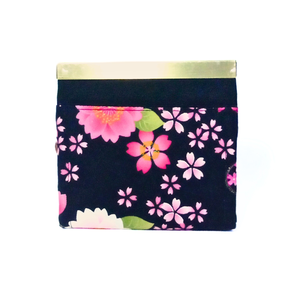 ラメが煌めく和柄桜と蝶々の文鎮がま口財布(黒)/ 生地生産終了のため在庫限り コンパクト財布 スリム 蛇腹 多機能 外ポケット むにがま