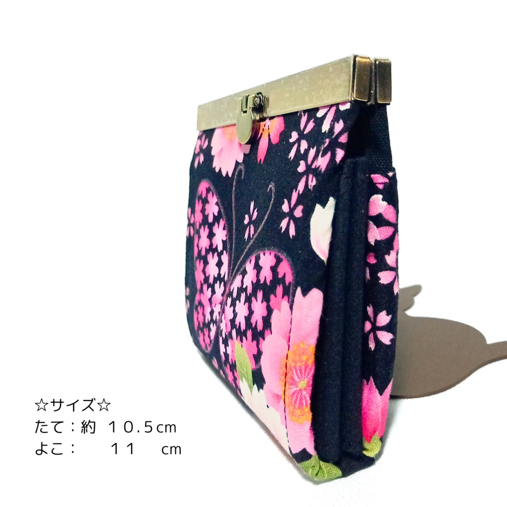 ラメが煌めく和柄桜と蝶々の文鎮がま口財布(黒)/ 生地生産終了のため在庫限り コンパクト財布 スリム 蛇腹 多機能 外ポケット むにがま