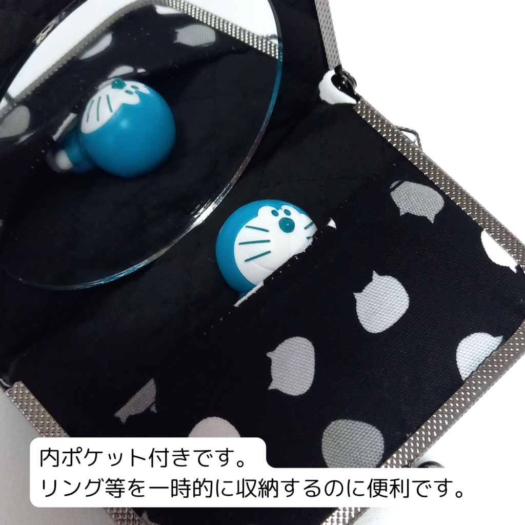 片手で開くがま口手鏡「がまミラー」ねこたまMIX(ごましお)|押し口金で開閉スムーズ|直径8cmの大きな鏡|指輪が入る内ポケット付|使う人に優しいユニバーサルデザイン|ギフトにも むにがま