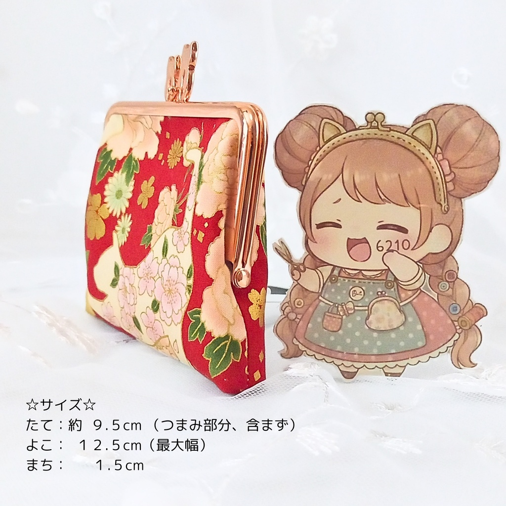 【スリムがまポーチ】百華繚蘭・白猫と扇子と花文様。金糸が美しい華やかな和柄生地に、ピンクゴールドの親子ねこ口金を合わせた豪華な一品。スリムながらお財布やガジェット入れに最適な多機能ポーチです。