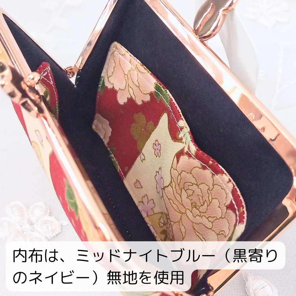 【スリムがまポーチ】百華繚蘭・白猫と扇子と花文様。金糸が美しい華やかな和柄生地に、ピンクゴールドの親子ねこ口金を合わせた豪華な一品。スリムながらお財布やガジェット入れに最適な多機能ポーチです。