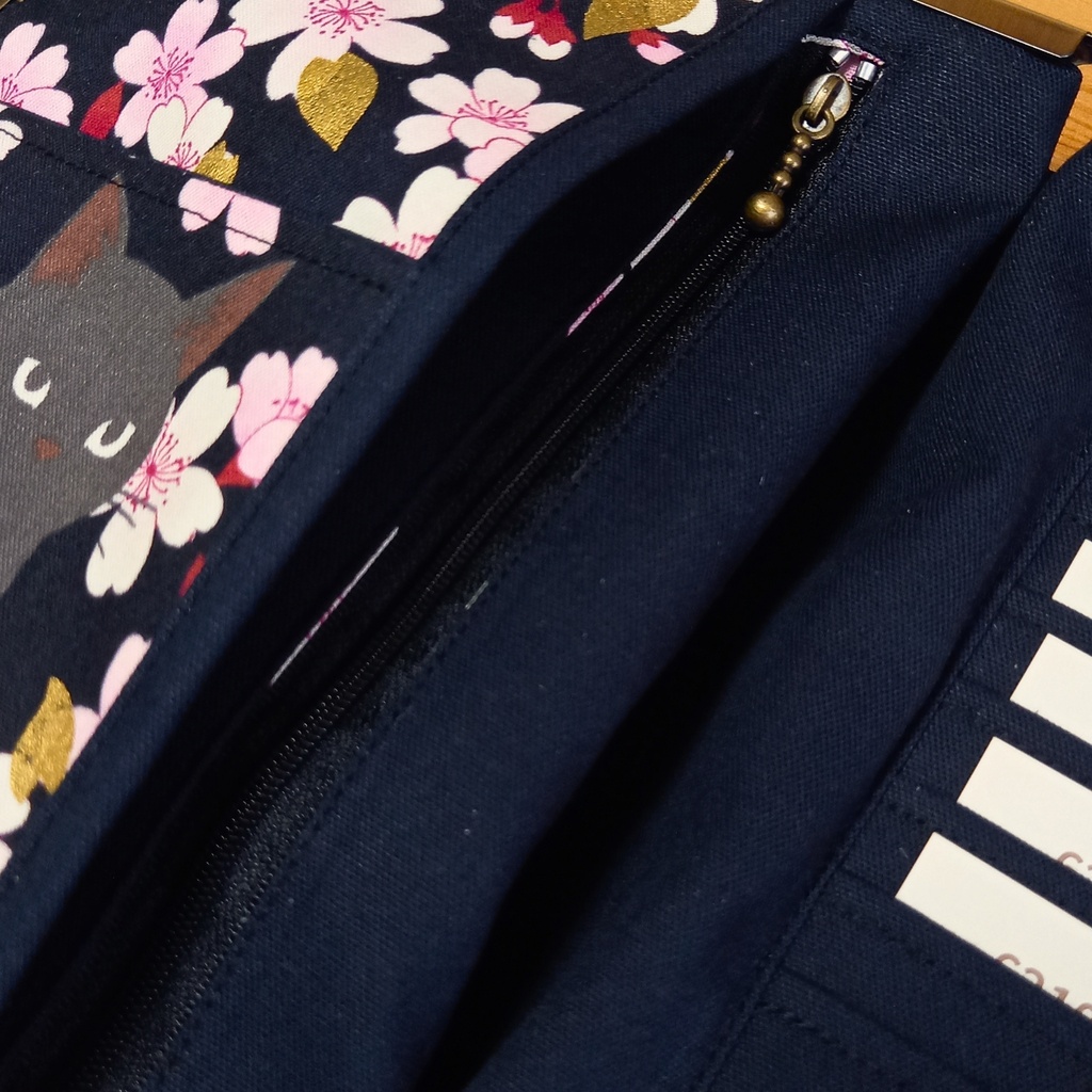 【マルチがま(M+)】百華繚蘭の桜と黒猫|夜桜に誓う一途な想い。ファスナーポケット付き 御朱印帳 ブックカバー 手帳 トレカ チェキ 推し活 B6 通帳 お薬手帳